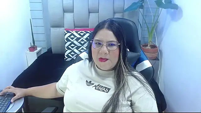 Snapshot of evelin_zaens chatting on June 24, 3:49 am evelin zaens online show from June 24, 3:49 am