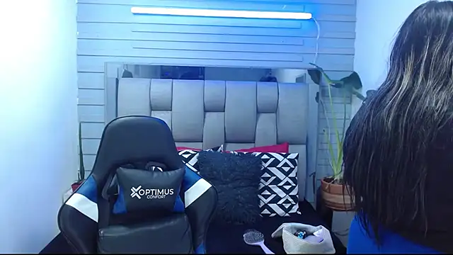 Snapshot of evelin_zaens chatting on June 25, 4:23 am evelin zaens online show from June 25, 4:23 am