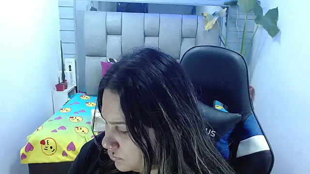 Snapshot of evelin_zaens chatting on July 18, 6:28 am evelin zaens online show from July 18, 6:28 am