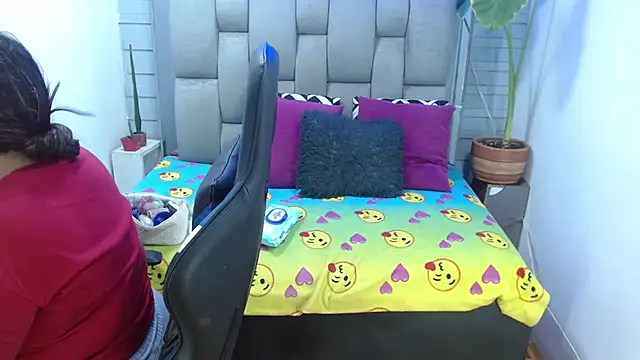 Snapshot of evelin_zaens chatting on July 21, 3:31 am evelin zaens online show from July 21, 3:31 am