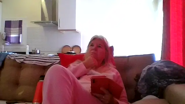 TrustfulVampire1 online show from December 3, 6:10 am