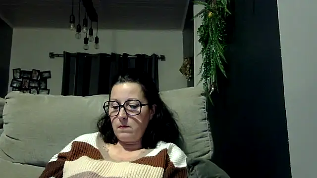 Snapshot of feline27 chatting on January 5, 8:23 pm feline27 online show from January 5, 8:23 pm