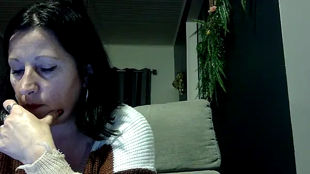 Snapshot of feline27 chatting on January 6, 5:49 pm feline27 online show from January 6, 5:49 pm