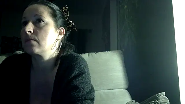 Snapshot of feline27 chatting on January 14, 8:58 pm feline27 online show from January 14, 8:58 pm