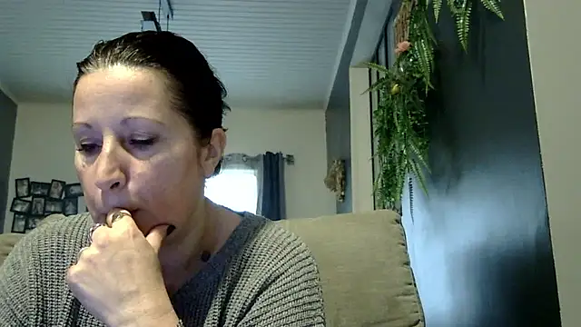 Snapshot of feline27 chatting on January 18, 12:42 pm feline27 online show from January 18, 12:42 pm