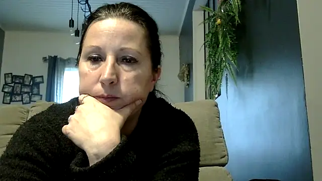 Snapshot of feline27 chatting on February 20, 5:02 pm feline27 online show from February 20, 5:02 pm