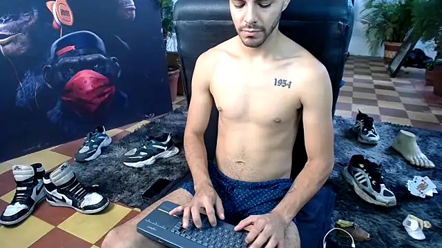 Snapshot of cutehornymax chatting on April 8, 2:39 pm cutehornymax online show from April 8, 2:39 pm