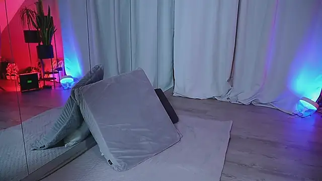 hotmilfbitch online show from March 13, 11:05 pm