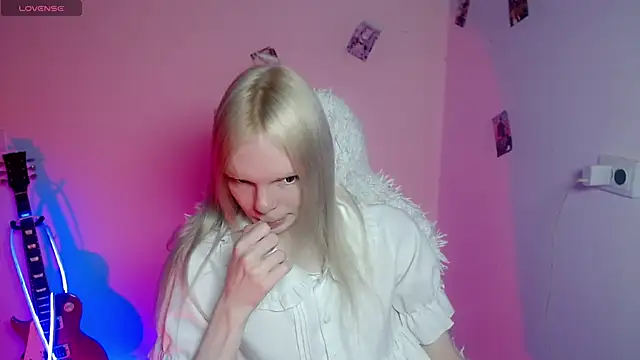Snapshot of Emily_Nyaffee chatting on April 4, 4:26 pm Emily Nyaffee online show from April 4, 4:26 pm