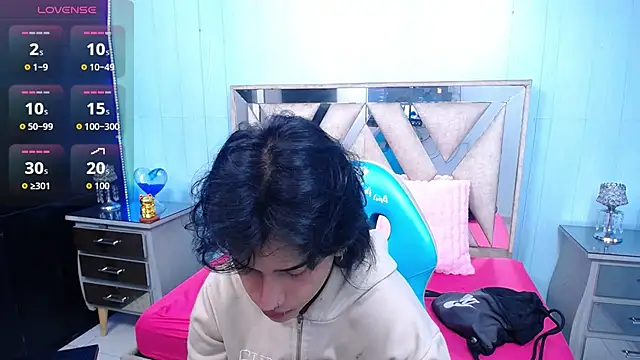 Snapshot of alex_477 chatting on July 6, 11:40 am alex 477 online show from July 6, 11:40 am