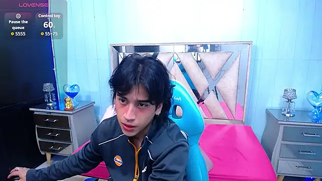 Snapshot of alex_477 chatting on July 20, 11:45 am alex 477 online show from July 20, 11:45 am