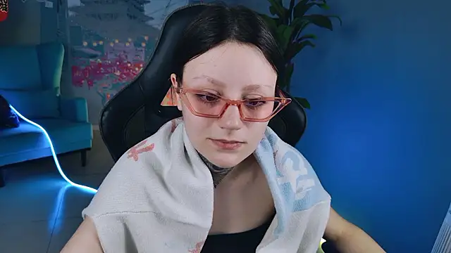 VeliraBraitberg online show from December 5, 3:17 pm