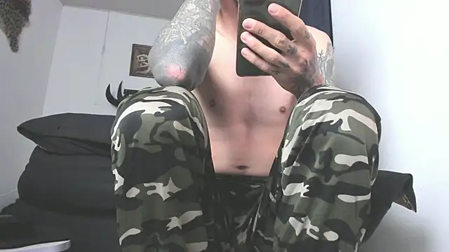 Snapshot of Aaron_BigDickxxx chatting on May 27, 10:23 am Aaron BigDickxxx online show from May 27, 10:23 am