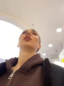 QuitieLia online show from February 25, 7:51 am