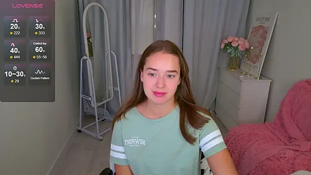 Snapshot of LovelyJessie chatting on November 18, 2:43 pm LovelyJessie online show from November 18, 2:43 pm