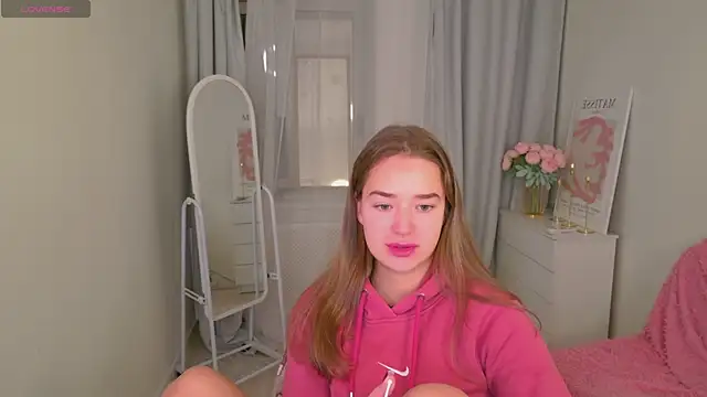 Snapshot of LovelyJessie chatting on November 24, 1:55 pm LovelyJessie online show from November 24, 1:55 pm