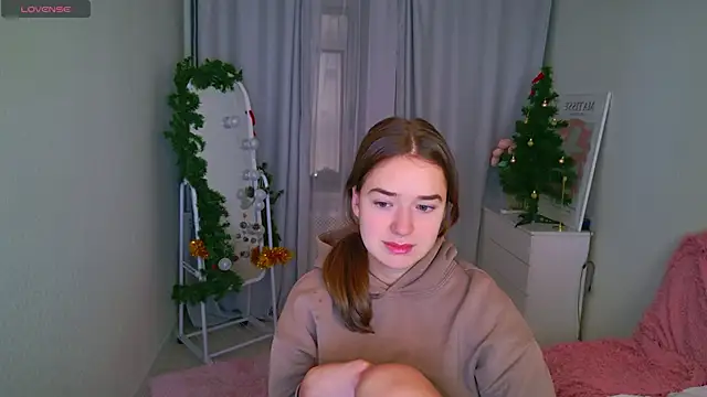 Snapshot of LovelyJessie chatting on December 15, 1:37 pm LovelyJessie online show from December 15, 1:37 pm