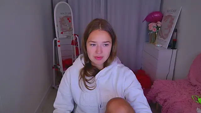 Snapshot of LovelyJessie chatting on February 18, 1:40 pm LovelyJessie online show from February 18, 1:40 pm