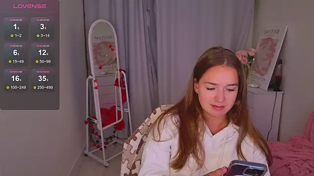 Snapshot of LovelyJessie chatting on February 19, 2:02 pm LovelyJessie online show from February 19, 2:02 pm