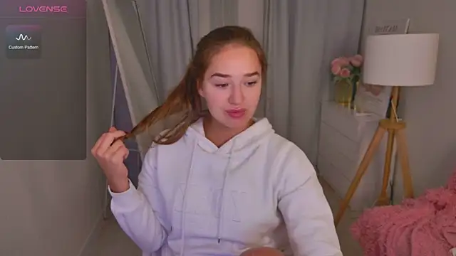 Snapshot of LovelyJessie chatting on April 20, 1:47 pm LovelyJessie online show from April 20, 1:47 pm