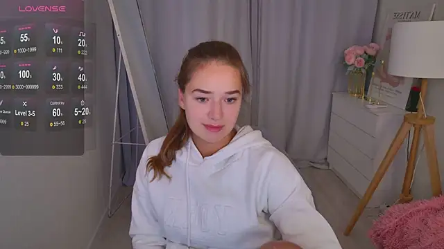Snapshot of LovelyJessie chatting on April 21, 1:50 pm LovelyJessie online show from April 21, 1:50 pm