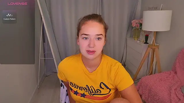 Snapshot of LovelyJessie chatting on April 24, 1:46 pm LovelyJessie online show from April 24, 1:46 pm
