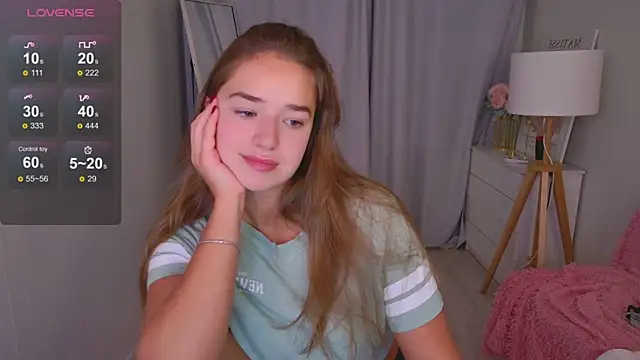 Snapshot of LovelyJessie chatting on April 28, 1:49 pm LovelyJessie online show from April 28, 1:49 pm