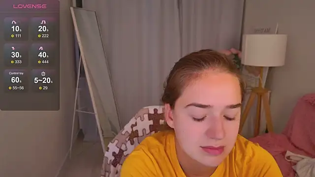 Snapshot of LovelyJessie chatting on May 5, 1:52 pm LovelyJessie online show from May 5, 1:52 pm