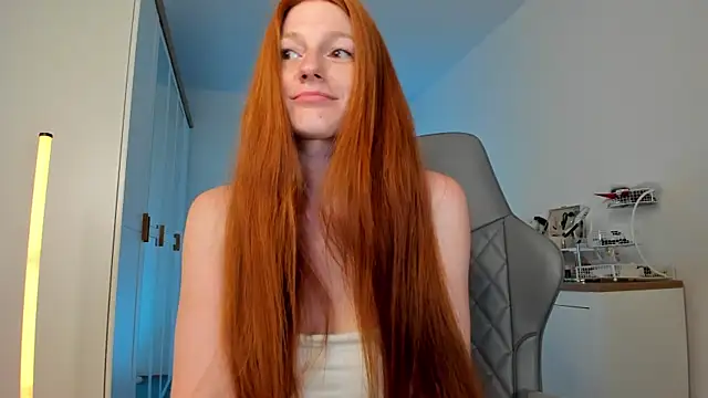Snapshot of Aliceginger99 chatting on June 26, 1:37 pm Aliceginger99 online show from June 26, 1:37 pm