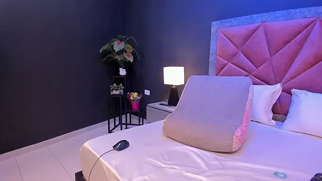 mia milff online show from March 12, 7:31 pm