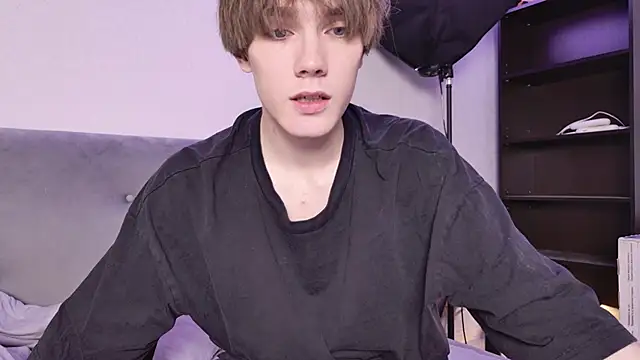 Snapshot of callmenineoneseven chatting on October 19, 9:32 am callmenineoneseven online show from October 19, 9:32 am