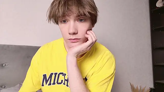 Snapshot of callmenineoneseven chatting on October 30, 5:46 pm callmenineoneseven online show from October 30, 5:46 pm