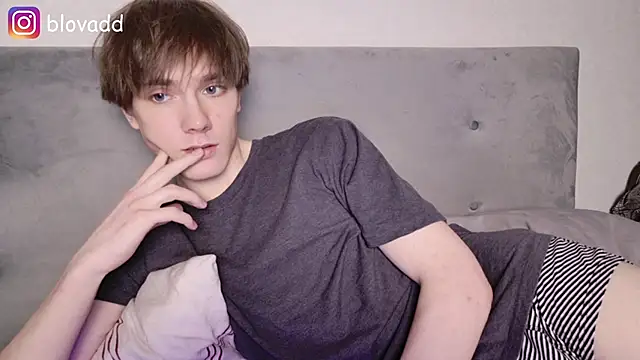 Snapshot of callmenineoneseven chatting on April 1, 10:18 pm callmenineoneseven online show from April 1, 10:18 pm