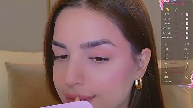 Snapshot of BellaHalles chatting on November 21, 6:34 am BellaHalles online show from November 21, 6:34 am