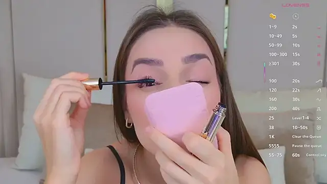 Snapshot of BellaHalles chatting on March 4, 5:46 am BellaHalles online show from March 4, 5:46 am