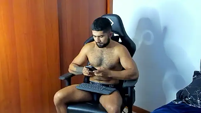 Snapshot of ethaanjones chatting on January 10, 9:52 pm ethaanjones online show from January 10, 9:52 pm