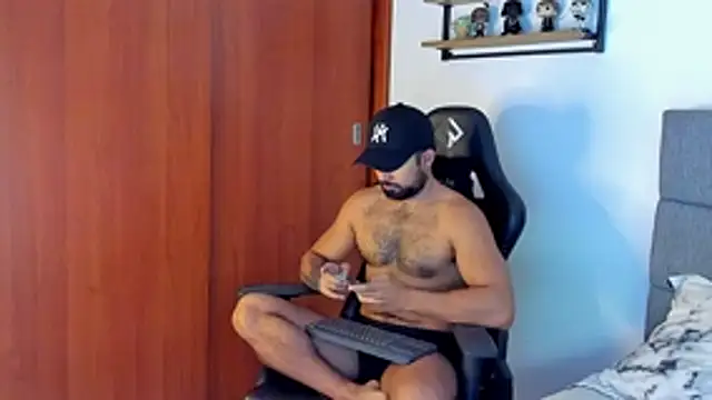 Snapshot of ethaanjones chatting on March 29, 2:39 pm ethaanjones online show from March 29, 2:39 pm