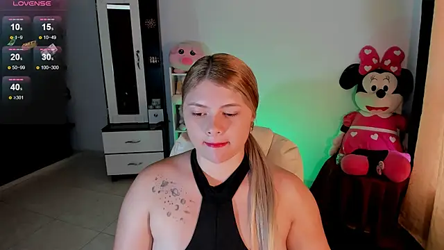Snapshot of chloejones__ chatting on March 3, 9:15 pm chloejones online show from March 3, 9:15 pm