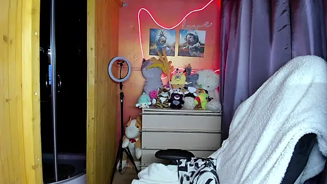 Fiery Brunette  online show from March 5, 2:40 am