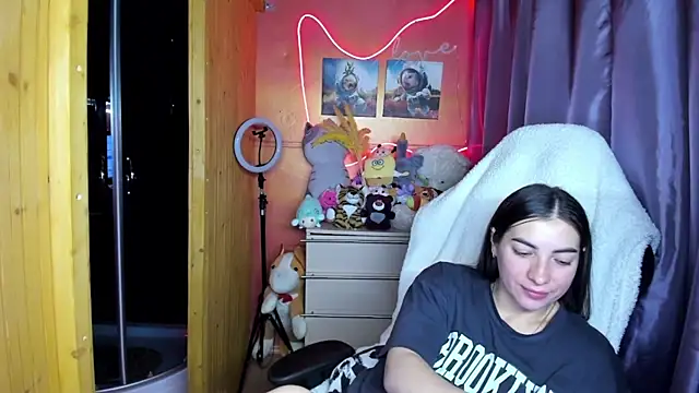 Fiery Brunette  online show from March 18, 5:16 pm