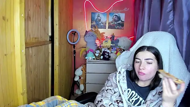 Fiery Brunette  online show from April 17, 6:49 am