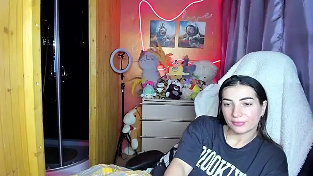 Fiery Brunette  online show from April 18, 1:26 pm