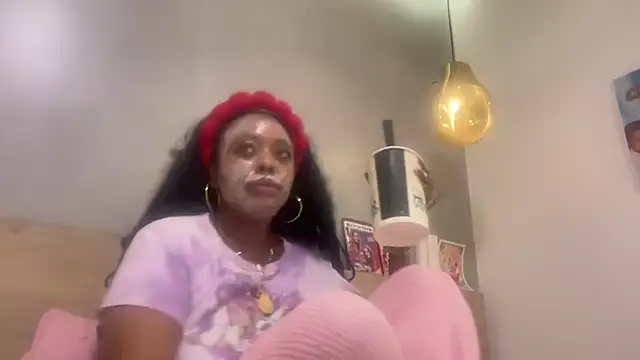 Snapshot of ChocolateCakeQueen chatting on April 25, 2:25 am ChocolateCakeQueen online show from April 25, 2:25 am