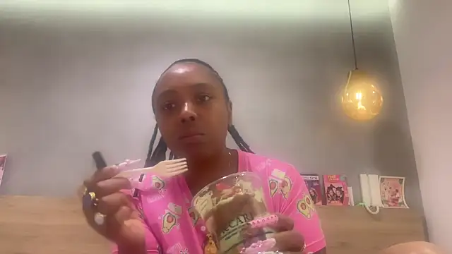 Snapshot of ChocolateCakeQueen chatting on May 15, 12:28 am ChocolateCakeQueen online show from May 15, 12:28 am
