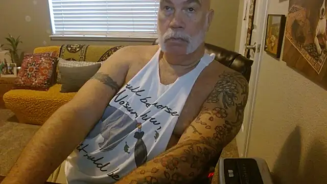 musclebearnips online show from October 18, 4:19 pm