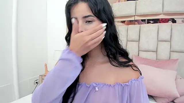 Snapshot of emma_castilloo chatting on December 7, 12:24 pm emma castilloo online show from December 7, 12:24 pm