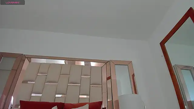 Snapshot of emma_castilloo chatting on December 27, 10:48 pm emma castilloo online show from December 27, 10:48 pm