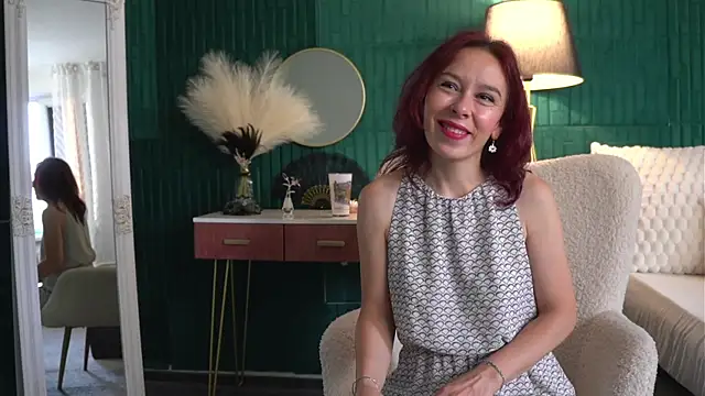 Snapshot of HaileyMoonn chatting on July 19, 3:32 am HaileyMoonn online show from July 19, 3:32 am