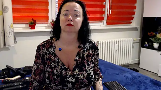 Snapshot of Alexie33 chatting on June 1, 7:43 am Alexie33 online show from June 1, 7:43 am