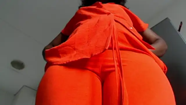 Snapshot of officialkhakes_za chatting on February 3, 6:40 am officialkhakes za online show from February 3, 6:40 am